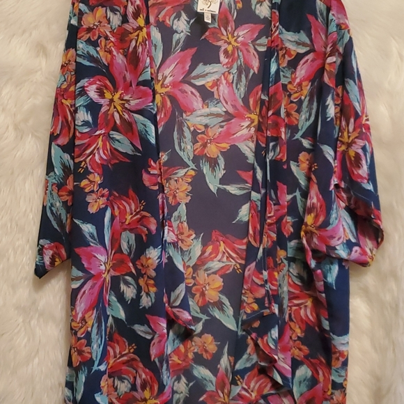 Beautiful Floral cardigan - Picture 2 of 4